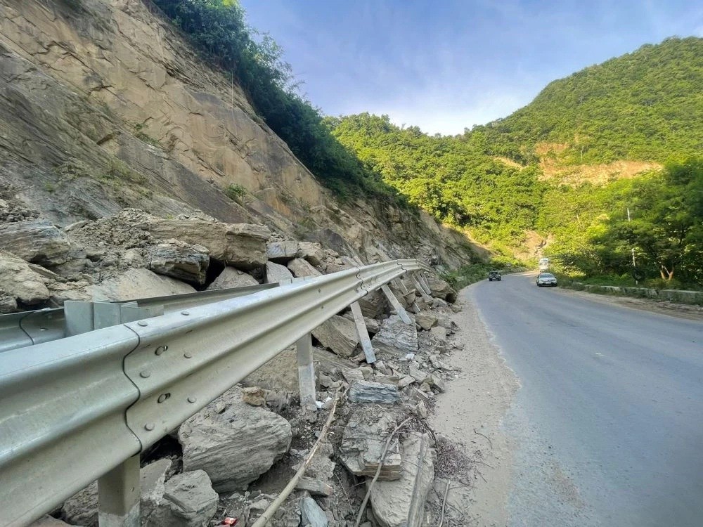 A section of the guardrail along the four-lane stretch of National Highway-29, just a few metres from the 'Welcome to the Hills of Nagaland - Unit Gate,’ is seen uprooted on July 16, 2025 following a rock fall. The stretch is prone to such incidents  . (Morung Photo)